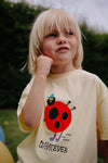 Daily Brat unisex T-shirt in zachtgeel met lieveheersbeestje print vooraan | What Ever T-shirt Pale Banana - Verkrijgbaar bij Little Fashion Addict