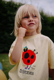 Daily Brat unisex T-shirt in zachtgeel met lieveheersbeestje print vooraan | What Ever T-shirt Pale Banana - Verkrijgbaar bij Little Fashion Addict