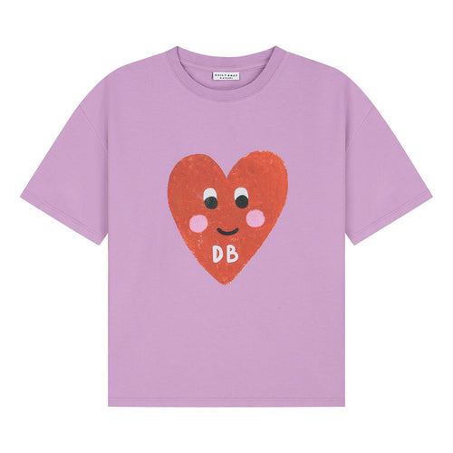 Lichtpaarse meisjes t-shirt van Daily Brat met grote rode hartprint | Peatty Heart T-shirt Pink Lilavender van Daily Brat - Verkrijgbaar bij Little Fashion Addict