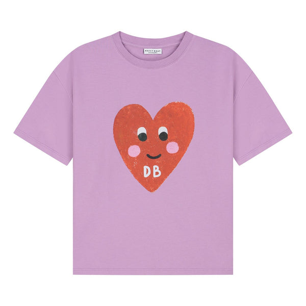 Lichtpaarse meisjes t-shirt van Daily Brat met grote rode hartprint | Peatty Heart T-shirt Pink Lilavender van Daily Brat - Verkrijgbaar bij Little Fashion Addict