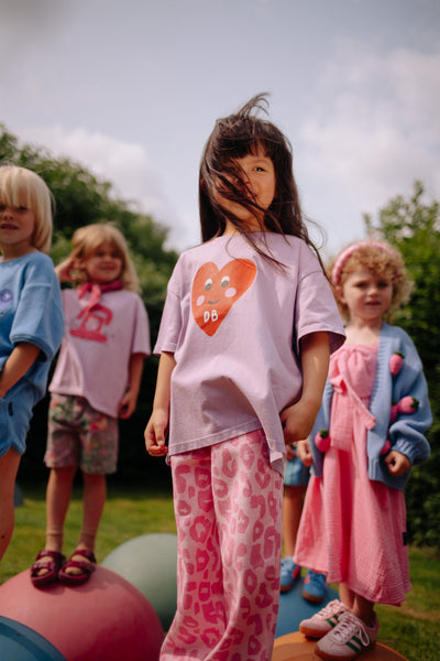Lichtpaarse meisjes t-shirt van Daily Brat met grote rode hartprint | Peatty Heart T-shirt Pink Lilavender van Daily Brat - Verkrijgbaar bij Little Fashion Addict