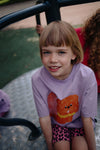Lichtpaars meisjes t-shirt van Daily Brat met oranje hondenprint | Waffles T-shirt Lilavender - verkrijgbaar bij Little Fashion Addict