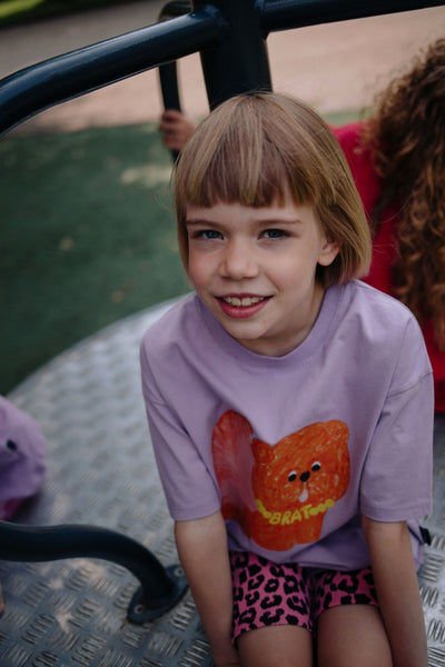 Lichtpaars meisjes t-shirt van Daily Brat met oranje hondenprint | Waffles T-shirt Lilavender - verkrijgbaar bij Little Fashion Addict