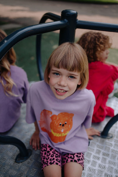 Lichtpaars meisjes t-shirt van Daily Brat met oranje hondenprint | Waffles T-shirt Lilavender - verkrijgbaar bij Little Fashion Addict
