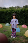 Daily Brat paarse T-shirt met bloemen en pailletten voor meisjes | Daily Brat Flower T-shirt Paisley Purple - Verkrijgbaar bij Little Fashion Addict