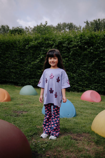 Daily Brat paarse T-shirt met bloemen en pailletten voor meisjes | Daily Brat Flower T-shirt Paisley Purple - Verkrijgbaar bij Little Fashion Addict