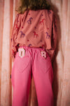 Roze Meisjesbroek met hartvormige zakken en elastische tailleband van Daily Brat | Heart Stopper Pants Fruit Dove | Verkrijgbaar bij Little Fashion Addict