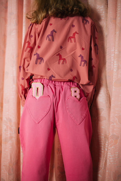 Roze Meisjesbroek met hartvormige zakken en elastische tailleband van Daily Brat | Heart Stopper Pants Fruit Dove | Verkrijgbaar bij Little Fashion Addict