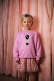 Meisjestrui met 'I Like Worm Hugs' print en geribbelde boorden van Daily Brat | I Like Worm Hugs Sweater Rose Radiance | Verkrijgbaar bij Little Fashion Addict