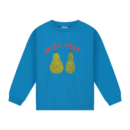 Comfortabele sweater voor jongens met 'Nice Pear' print van Daily Brat | Nice Pear Sweater Bluebird Bliss | Verkrijgbaar bij Little Fashion Addict