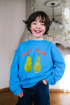 Comfortabele sweater voor jongens met 'Nice Pear' print van Daily Brat | Nice Pear Sweater Bluebird Bliss | Verkrijgbaar bij Little Fashion Addict