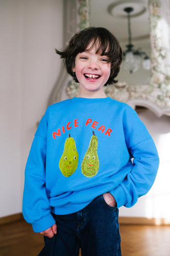Comfortabele sweater voor jongens met 'Nice Pear' print van Daily Brat | Nice Pear Sweater Bluebird Bliss | Verkrijgbaar bij Little Fashion Addict