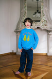 Comfortabele sweater voor jongens met 'Nice Pear' print van Daily Brat | Nice Pear Sweater Bluebird Bliss | Verkrijgbaar bij Little Fashion Addict