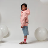 Waterdichte meisjesjas Blue Bird van Gosoaky in First Blush Pink met zachte voering. | Verkrijgbaar bij Little Fashion Addict