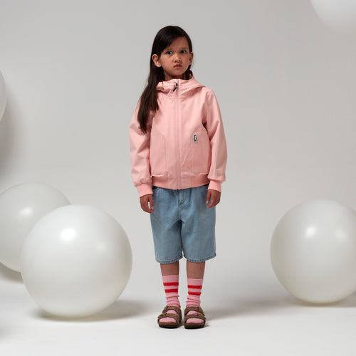 Waterdichte meisjesjas Blue Bird van Gosoaky in First Blush Pink met zachte voering. | Verkrijgbaar bij Little Fashion Addict