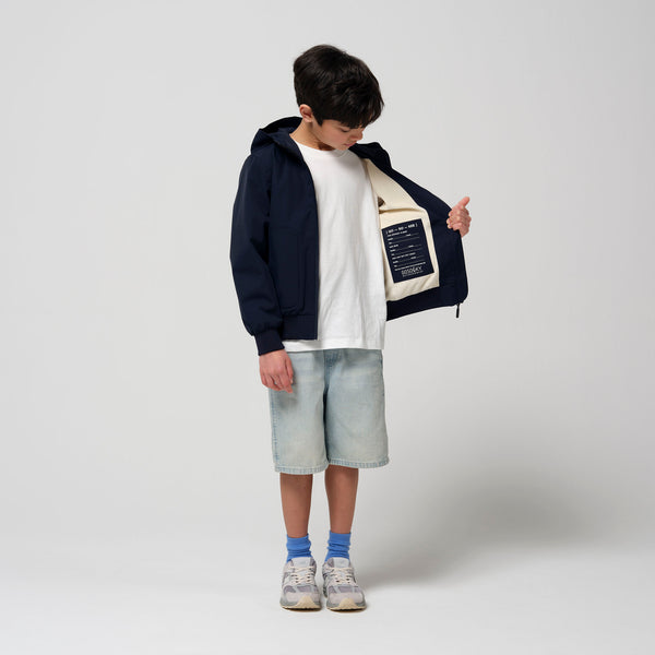 Gosoaky Blue Bird regenjas in donkerblauw voor jongens en meisjes -  Verkrijgbaar bij Little Fashion Addict