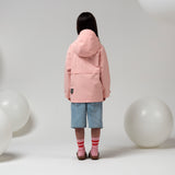 Gosoaky Roaring Cat meisjesregenjas in First Blush Pink, waterdicht en stijlvol. | Verkrijgbaar bij Little Fashion Addict