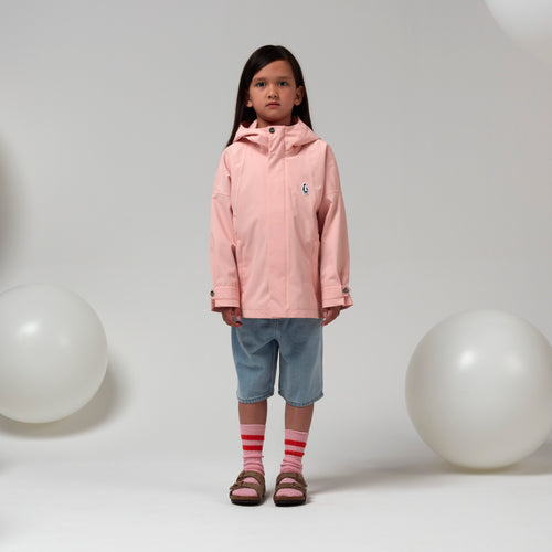 Gosoaky Roaring Cat meisjesregenjas in First Blush Pink, waterdicht en stijlvol. | Verkrijgbaar bij Little Fashion Addict