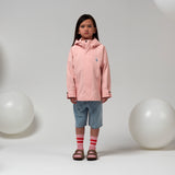 Gosoaky Roaring Cat meisjesregenjas in First Blush Pink, waterdicht en stijlvol. | Verkrijgbaar bij Little Fashion Addict