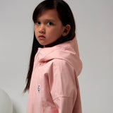 Gosoaky Roaring Cat meisjesregenjas in First Blush Pink, waterdicht en stijlvol. | Verkrijgbaar bij Little Fashion Addict