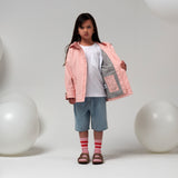 Gosoaky Roaring Cat meisjesregenjas in First Blush Pink, waterdicht en stijlvol. | Verkrijgbaar bij Little Fashion Addict