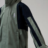 Lichtgroene uniseks regenjas 'Roaring Cat' van Gosoaky met kap en reflecterende strip. | Verkrijgbaar bij Little Fashion Addict