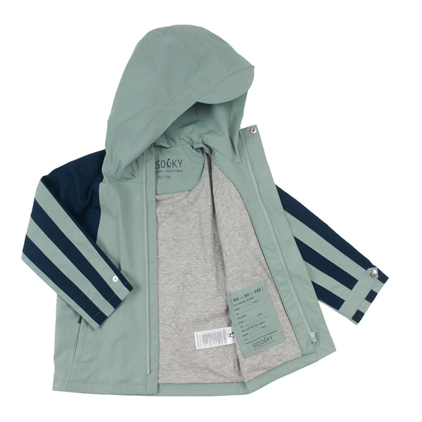 Lichtgroene uniseks regenjas 'Roaring Cat' van Gosoaky met kap en reflecterende strip. | Verkrijgbaar bij Little Fashion Addict