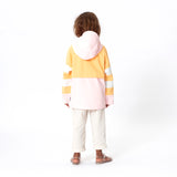 Roaring Mouse regenjas van Gosoaky | Mary's Rose Pink regenjas voor kinderen, waterdicht en voorzien van speelse gestreepte mouwen. | Verkrijgbaar bij Little Fashion Addict