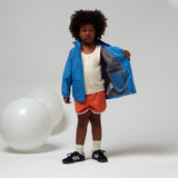 Korte blauwe regenjas voor jongens en meisjes van Gosoaky – model The Lion. | Verkrijgbaar bij Little Fashion Addict