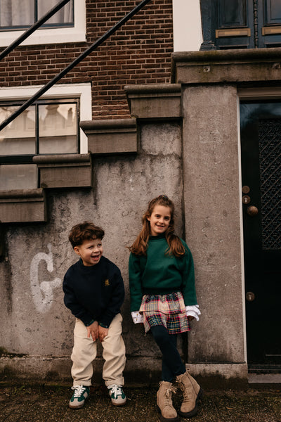 Meisjessweater met col in donkergroen van Jenest, gemaakt van zachte organic katoenfleece – ideaal voor frisse herfstdagen | Babs Sweater Dark Green | Ontdek Jenest bij Little Fashion Addict