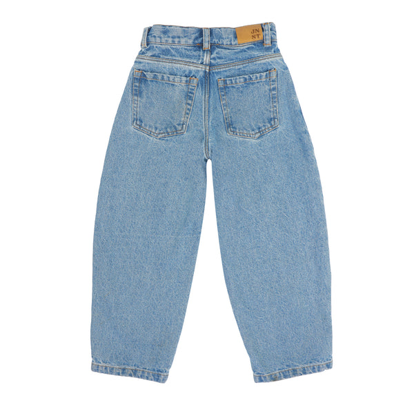 Balloon Denim Pants van Jenest in medium blauwe denim voor jongens en meisjes | Little Fashion Addict