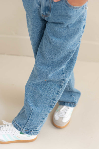 Balloon Denim Pants van Jenest in medium blauwe denim voor jongens en meisjes | Little Fashion Addict