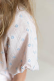 Poederroze Bella Balloon Dress van Jenest met lichtblauwe structuurdetails | Bella Balloon Dress Blossom Rose van Jenest - Verkrijgbaar bij Little Fashion Addict