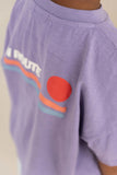 Ben Oversized T-shirt Lavender Purple van Jenest – Lichtpaarse oversized jongens T-shirt met kleine borstprint en En Route print op de rug | Ontdek Jenest bij Little Fashion Addict