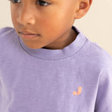 Ben Oversized T-shirt Lavender Purple van Jenest – Lichtpaarse oversized jongens T-shirt met kleine borstprint en En Route print op de rug | Ontdek Jenest bij Little Fashion Addict