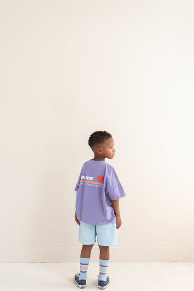 Ben Oversized T-shirt Lavender Purple van Jenest – Lichtpaarse oversized jongens T-shirt met kleine borstprint en En Route print op de rug | Ontdek Jenest bij Little Fashion Addict
