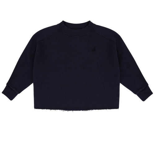 Billie Sweater van Jenest – Donkerblauwe meisjestrui met wijde pasvorm en onafgewerkte zoom | Gemaakt van biologisch katoenfleece | Verkrijgbaar bij Little Fashion Addict