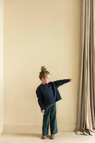 Billie Sweater van Jenest – Donkerblauwe meisjestrui met wijde pasvorm en onafgewerkte zoom | Gemaakt van biologisch katoenfleece | Verkrijgbaar bij Little Fashion Addict
