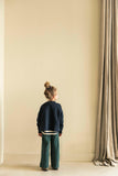 Billie Sweater van Jenest – Donkerblauwe meisjestrui met wijde pasvorm en onafgewerkte zoom | Gemaakt van biologisch katoenfleece | Verkrijgbaar bij Little Fashion Addict