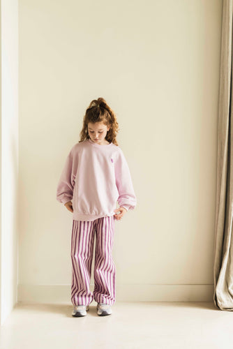 Gestreepte meisjesbroek in lichtroze met paarse streep van Jenest | Cammie Pants Violet Purple Stripe | verkrijgbaar bij Little Fashion Addict