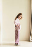 Gestreepte meisjesbroek in lichtroze met paarse streep van Jenest | Cammie Pants Violet Purple Stripe | verkrijgbaar bij Little Fashion Addict