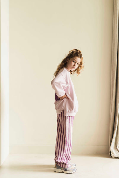 Gestreepte meisjesbroek in lichtroze met paarse streep van Jenest | Cammie Pants Violet Purple Stripe | verkrijgbaar bij Little Fashion Addict