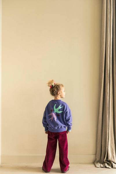 Cammie Pants van Jenest – Dieprode ribfluwelen meisjesbroek in zachte corduroy met comfortabele pasvorm | verkrijgbaar bij Little Fashion Addict