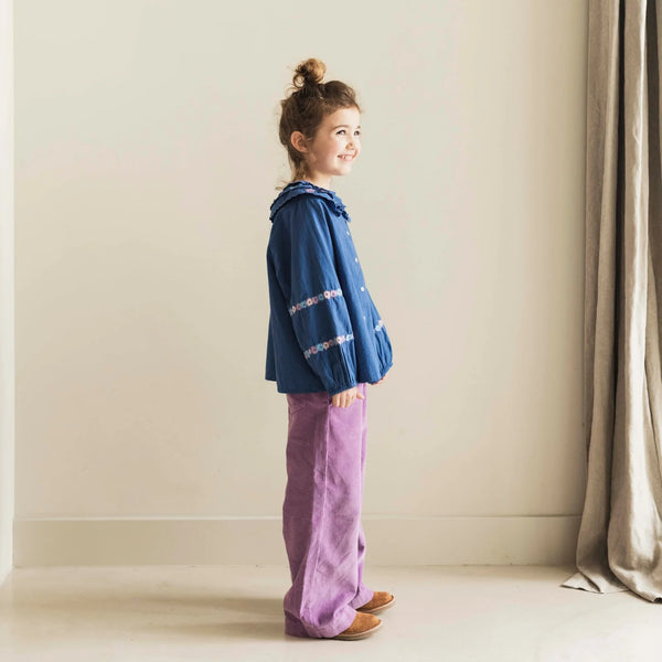 Paarse meisjesbroek van Jenest met elastische tailleband en steekzakken | Cammie Pants Grape Purple | Verkrijgbaar bij Little Fashion Addict