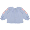 Lichtblauwe meisjesblouse van Jenest met roze bloemenborduursel op de mouwen | Coco Blouse Grape Blue | verkrijgbaar bij Little Fashion Addict