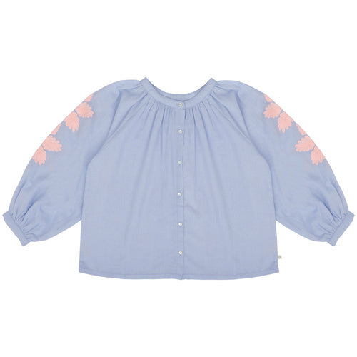 Lichtblauwe meisjesblouse van Jenest met roze bloemenborduursel op de mouwen | Coco Blouse Grape Blue | verkrijgbaar bij Little Fashion Addict