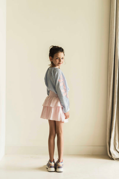 Lichtblauwe meisjesblouse van Jenest met roze bloemenborduursel op de mouwen | Coco Blouse Grape Blue | verkrijgbaar bij Little Fashion Addict