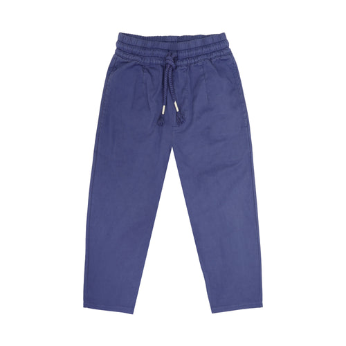 Donkerblauwe jongensbroek van Jenest met rechte pasvorm en koordsluiting | Comfy Chino Night Blue | verkrijgbaar bij Little Fashion Addict