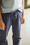 Donkerblauwe jongensbroek van Jenest met rechte pasvorm en koordsluiting | Comfy Chino Night Blue | verkrijgbaar bij Little Fashion Addict
