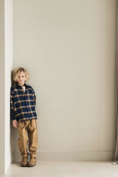 Jenest Comfy Chino voor jongens in Hazelnut Brown met elastische tailleband | Verkrijgbaar bij Little Fashion Addict